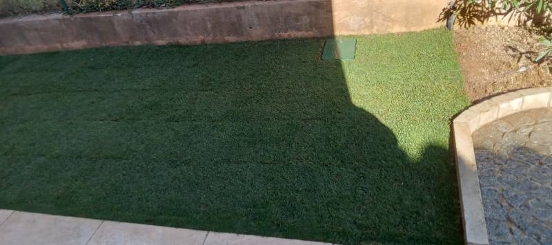 Pose de gazon en plaques pour l'aménagement de jardin d'un particulier à Marseille 13013