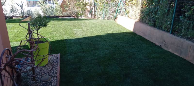 Pose de gazon en plaques pour l'aménagement de jardin d'un particulier à Marseille 13013