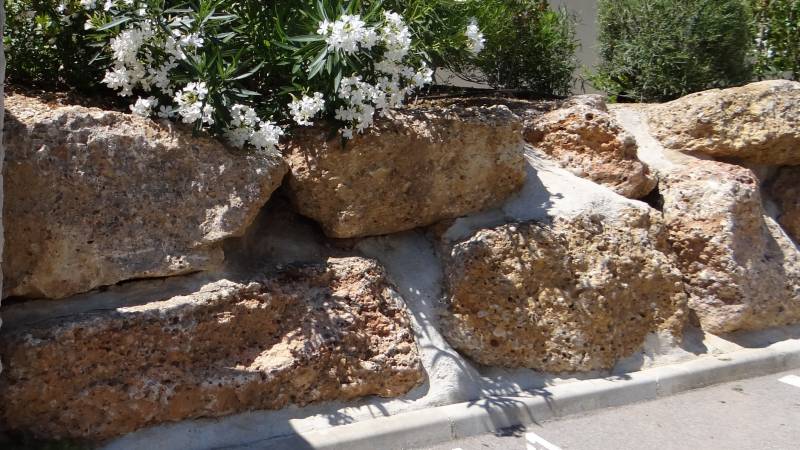 Travaux d'enrochement pour création de jardin à Plan de Cuques