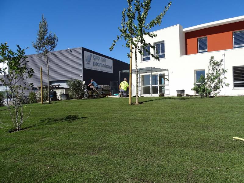 Préparation de terrain et la pose de gazon en plaque pour l'aménagement extérieur des espaces verts à Rognac