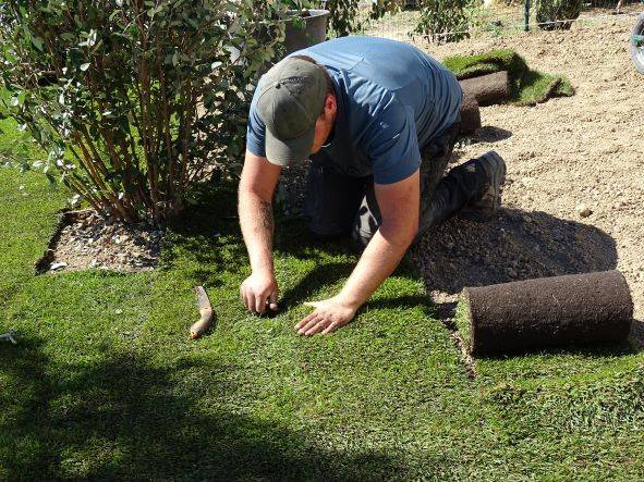 Préparation terrain pour un gazon en plaque avec arrosage automatique sur Rognac