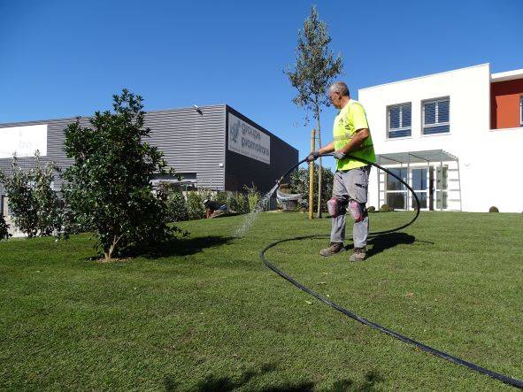 Préparation de terrain et la pose de gazon en plaque pour l'aménagement extérieur des espaces verts à Rognac