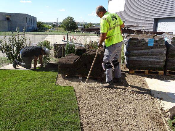 Préparation terrain pour un gazon en plaque avec arrosage automatique sur Rognac