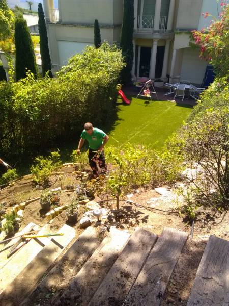 Création d'un jardin en paliers méditerranéen avec arrosage intégré sur la Corniche à Marseille 13007