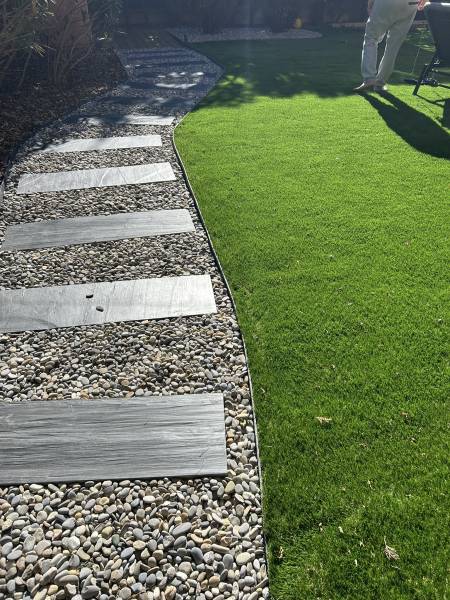 Aménagement paysager avec bordures, minéraux et chemin en ardoise pour un jardin structuré à Marseille