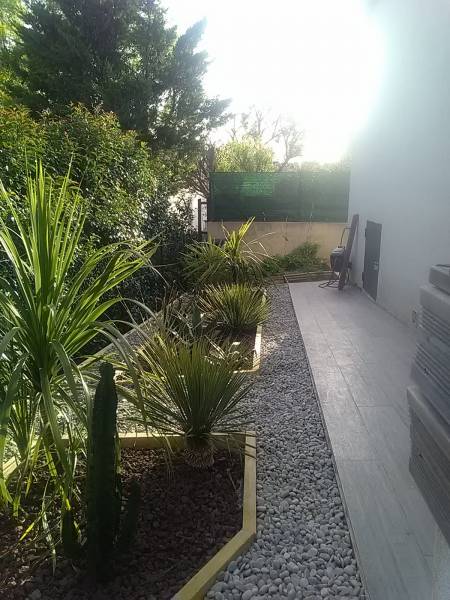 Création de jardinières au  ras du sol dans une Villa à Allauch dans les Bouches du Rhône