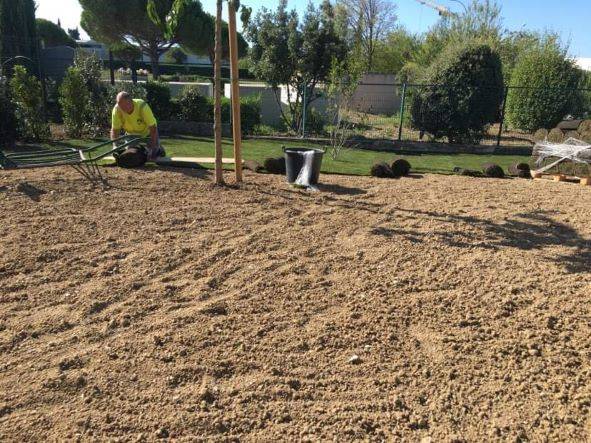 Préparation terrain pour un gazon en plaque avec arrosage automatique sur Rognac