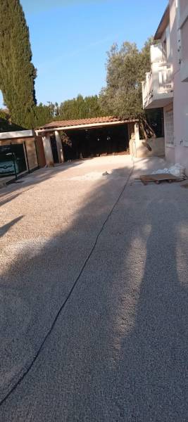 Réalisation de zones en gravier stabilisées avec des plaques alvéolées ou nids d'abeille sur Marseille