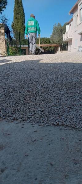 Réalisation de zones en gravier stabilisées avec des plaques alvéolées ou nids d'abeille sur Marseille